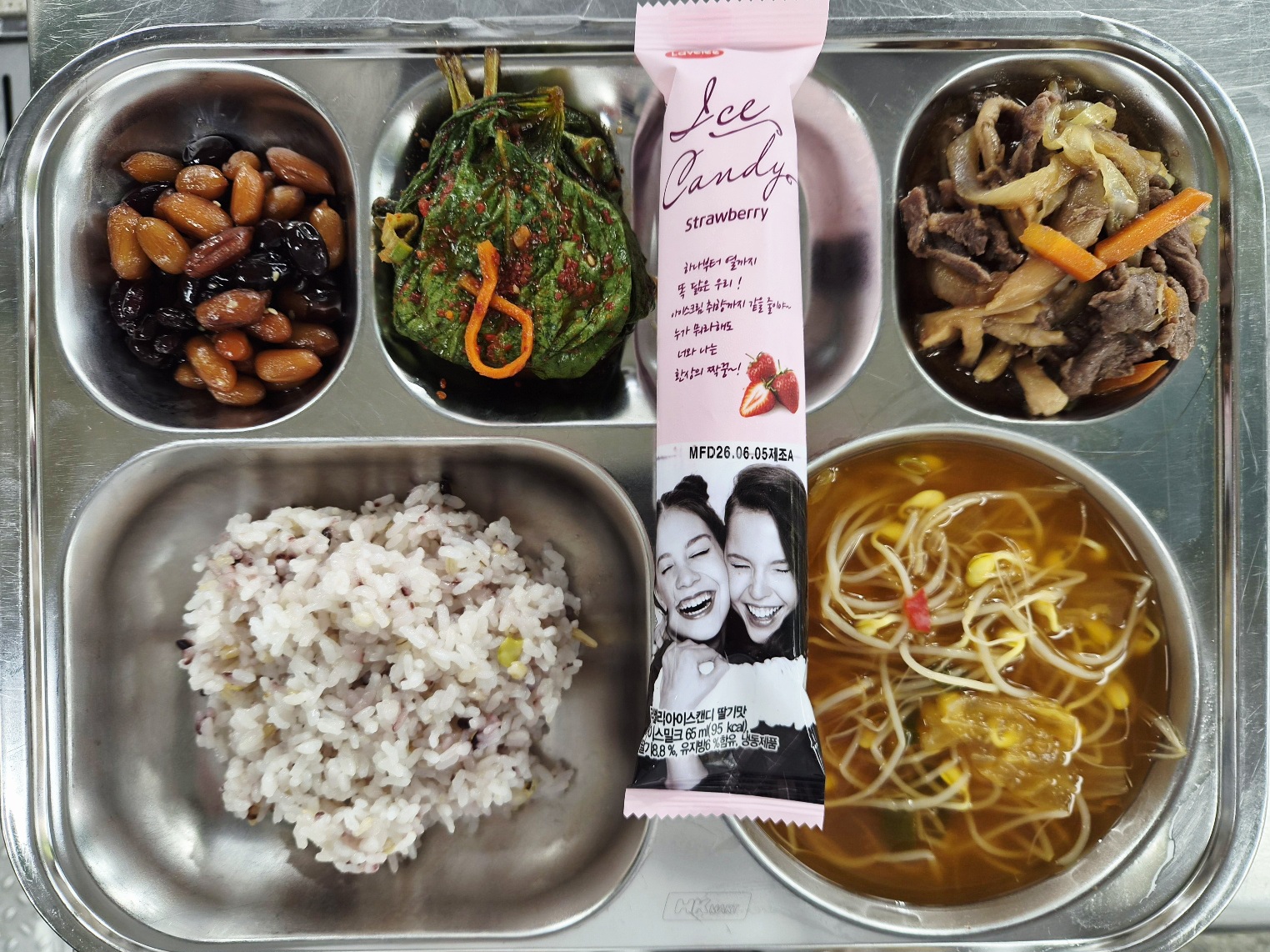 혼합잡곡밥 !! (5)
콩나물김치국 !! (5.6.9)
연근땅콩조림 (4.5.6.13)
쇠고기불고기!! (5.6.13.16)
깻잎김치! (9)
아이스크림바! (1.2.5)_이미지