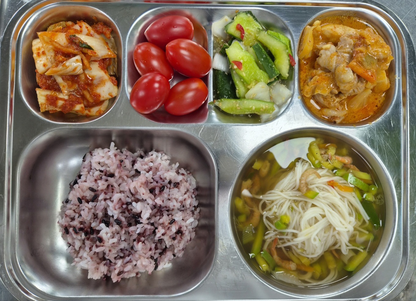 흑미밥!! 
건새우소면국 ! (5.6.9)
오이탕탕이 (13)
매운까르보닭갈비 !! (5.6.12.13.15.16.18)
배추김치!! (9)
과일-대추방울토마토(40)s (12)_이미지